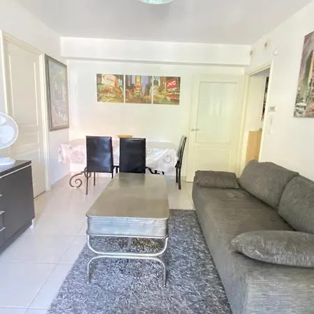 Bel Apt Avec Veranda Place General De Gaulle By Weekome アパート アンティーブ