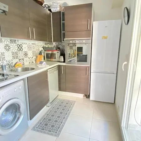 Bel Apt Avec Veranda Place General De Gaulle By Weekome アパート アンティーブ